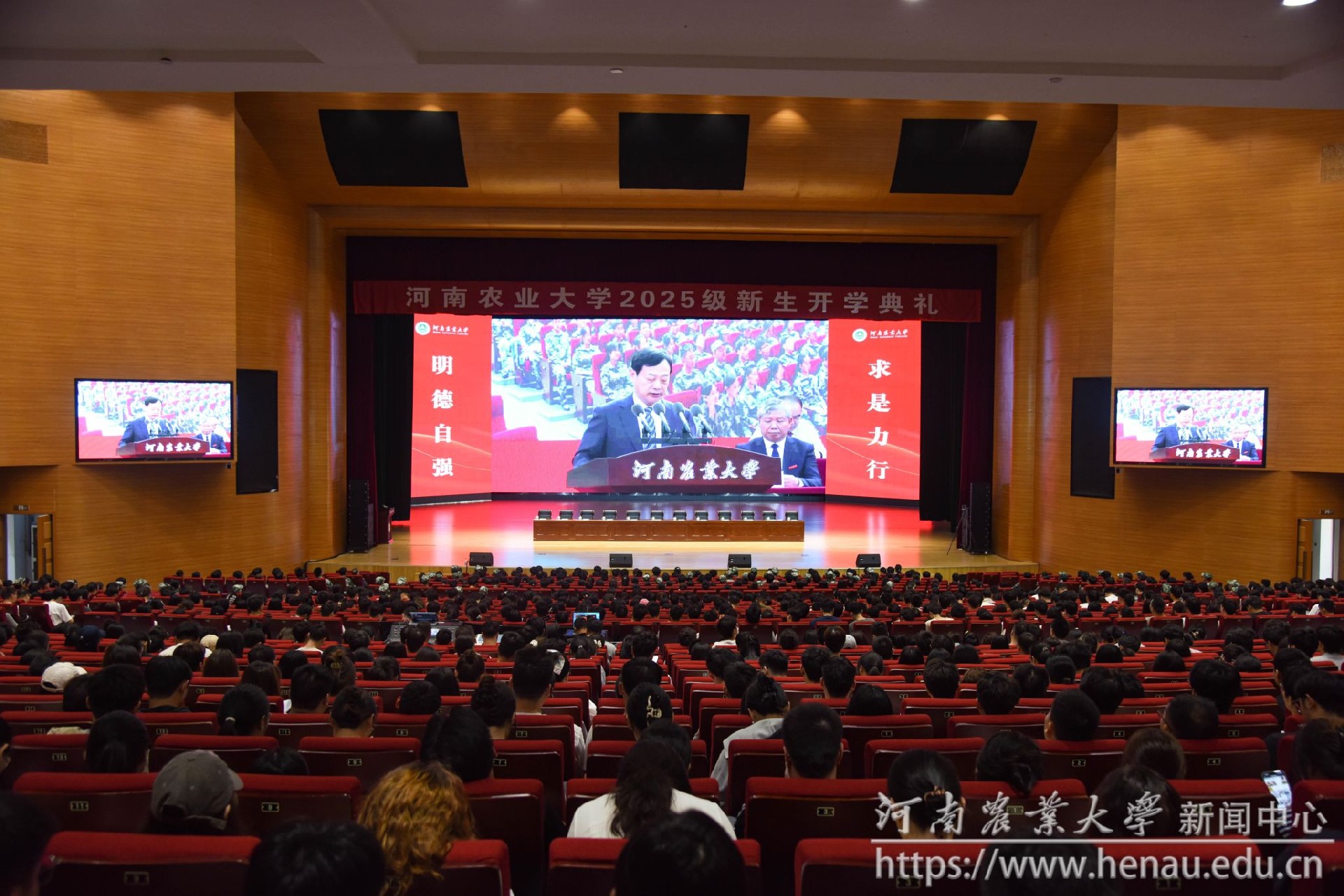 龙子湖校区开学典礼现场.jpg 龙子湖校区开学典礼现场.jpg