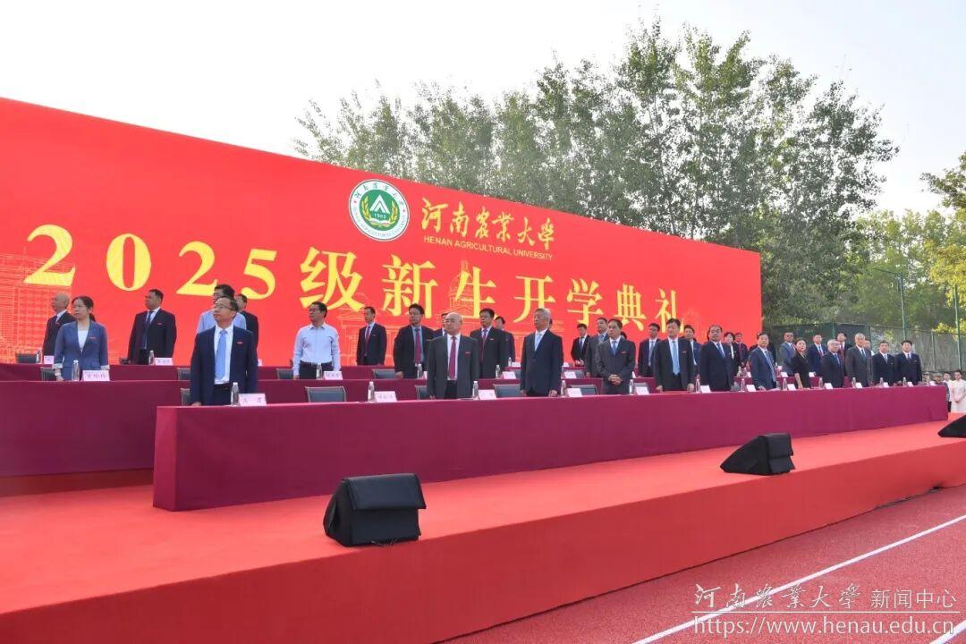 向国旗行注目礼.jpg 向国旗行注目礼.jpg