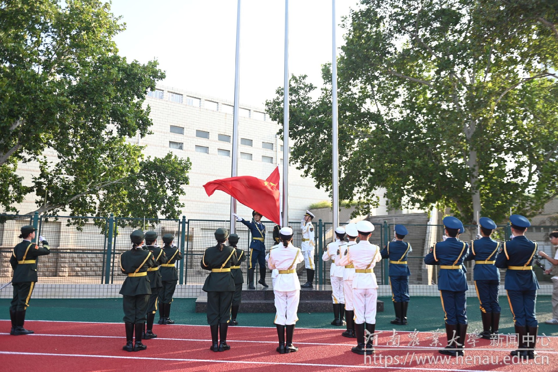 升旗仪式现场.JPG 升旗仪式现场.JPG