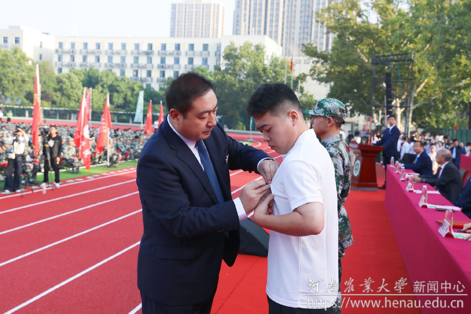 岳杰勇为新生代表佩戴校徽.jpg 岳杰勇为新生代表佩戴校徽.jpg