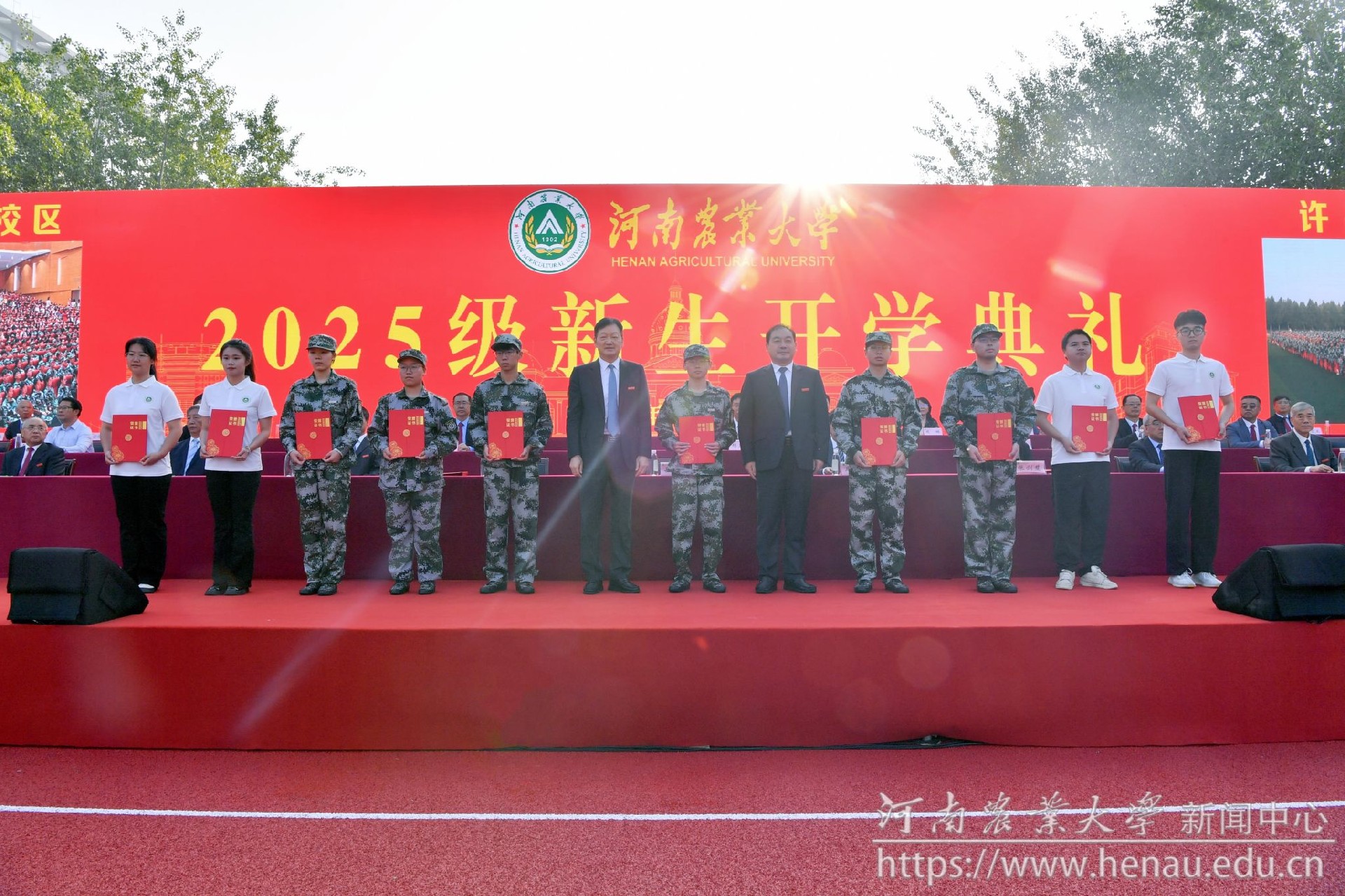 岳杰勇、秦英林为“牧原奖学金”获奖代表颁发证书.jpg 岳杰勇、秦英林为“牧原奖学金”获奖代表颁发证书.jpg